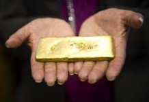 Představení první zlaté cihly s označením FT&FM v Londýně na sv.Valentýna roku 2011