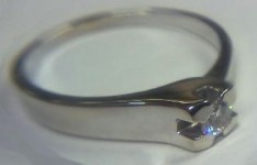 Soliterní prsten s centrálním diamantem